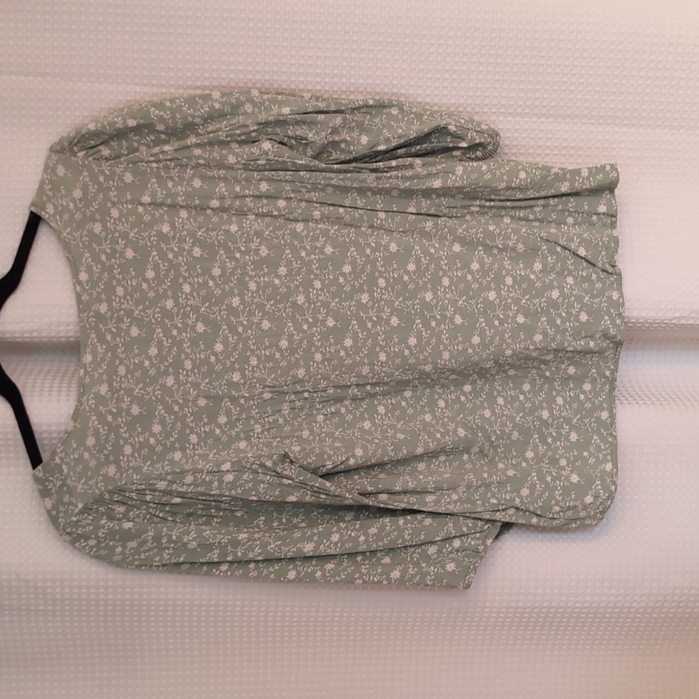 Light green blouse - Picture 3 of 3